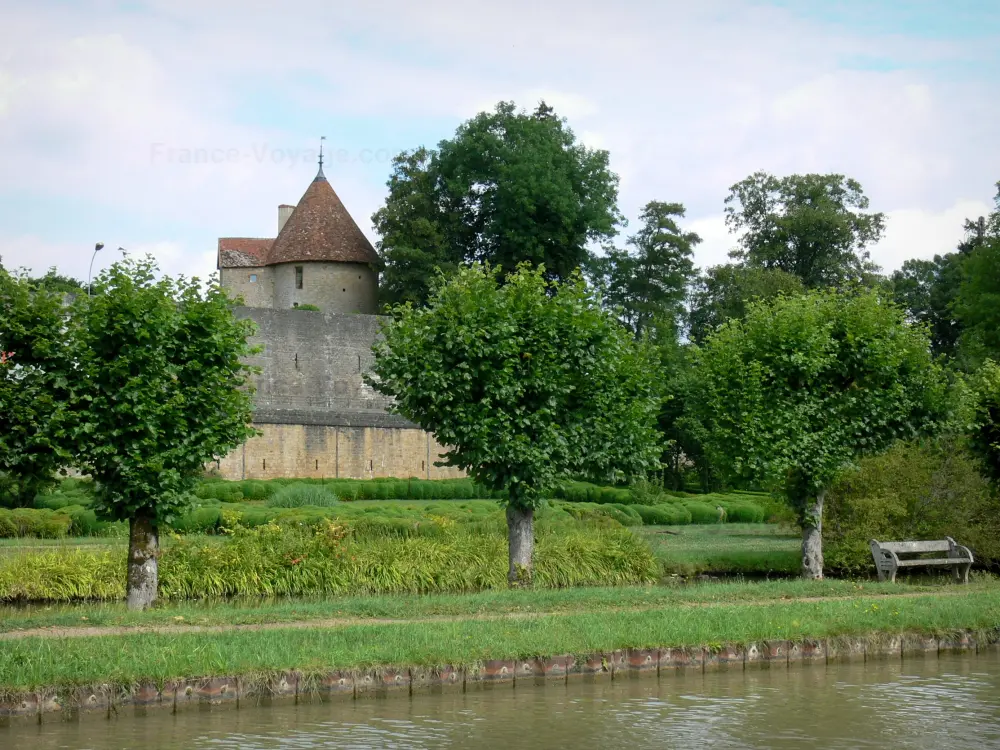 Le canal du Nivernais - Canal du Nivernais: Canal du Nivernais, jardin et tour du château de Châtillon-en-Bazois