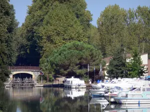 Canale della Garonna - Canale della Garonna (Canal de Garonne), le barche ormeggiate, lock, ponte e gli alberi alle Mas-d'Agenais