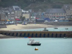 Cancale - Casas en la ciudad y el puerto de la Houle (puerto de pesca) con los barcos