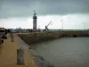 Cancale - Dique contra incendios y el puerto de la Houle (puerto de pesca), con un cielo tormentoso