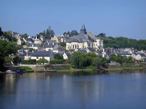 Candes-Saint-Martin - Collégiale (église fortifiée) et maisons du village, rive, arbres et rivière (la Vienne)