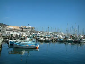 Cannes - Port de Cannes et ses bateaux, avec Palais des Festivals et des Congrès en arrière-plan