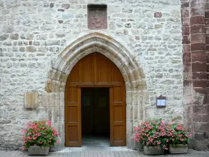 La Canourgue - Portal of the Saint-Martin church and flowers