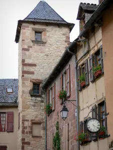 La Canourgue - Facades of houses with flower-bedecked windows