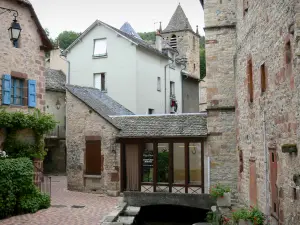 La Canourgue - Bell tower of the Saint-Martin church and facades of houses in the village