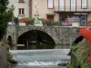 La Canourgue - Urugne River, florale decoraties en de gevels van het dorp