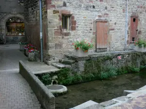 La Canourgue - Canal de l'Urugne et façades de maisons du village