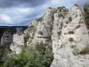 Caos de Montpellier-le-Vieux - Vista das rochas dolomíticas ruiniformes, com um céu tempestuoso; no Parque Natural Regional de Grands Causses