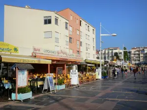 Le Cap-d'Agde - Wohngebäude, Strassencafés und Boutiquen des Badeortes