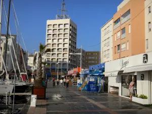 Le Cap-d'Agde - Jachthafen, Kai geschmückt mit Palmen in Töpfen, Wohngebäude und
Geschäfte des Badeortes