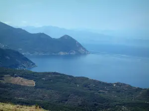 Cap Corse - Montagnes de la côte ouest plongeant dans la mer