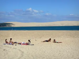 Cap Ferret headland - Sandy beach of the Cap Ferret headland, in the town of Lège-Cap-Ferret, with a view of the Pilat dune 