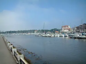 Capbreton - Blick auf den Hafen von Capbreton und seine befestigten Boote