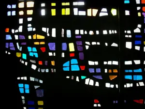Capilla de Hem - Dentro de la capilla de Santa Teresa del Niño Jesús-y-de-la-Sainte-Face: vidrieras Manessier