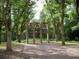 Capilla de Notre-Dame-du-Haut - Las tres campanas de los árboles y el bosque campanario