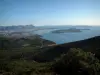 Capilla de Notre-Dame-du-Mai - La capilla (el Sicié Cap), vista al bosque Janas, la costa, el mar Mediterráneo, Seyne-sur-Mer, la península de Saint-Mandrier, Toulon puerto, la ciudad de Toulon, Faron Mont y las colinas lejanas