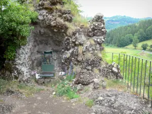 Cappella monolitica di Fontanges - Summit roccia con vista sul verde circostante
