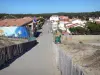 Carcans-Plage - Uitzicht op de huizen van het resort vanaf de loopbrug naar het strand