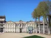 Carcassone - Bastide Saint-Louis: praça Gambetta e fachada do Museu de Belas Artes