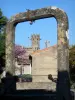 Carcassonne - Puits en premier plan avec vue sur la tour de la basilique Saint-Nazaire