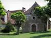 Carennac - Cappella, giardino con alberi e le case del villaggio in Quercy