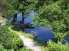 Carennac - Rive, rivière avec des barques et arbres au bord de l'eau, en Quercy