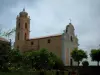 Cargèse - Chiesa latina, circondato da alberi e fiori