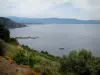 Cargèse - Il paese, con vista sugli alberi, il mare Mediterraneo, barche a vela e al largo delle coste (Golfo di Sagone)
