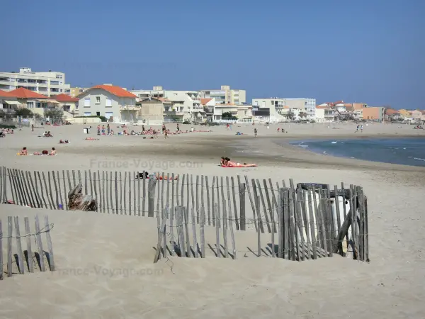 Carnon-Plage - Playa de arena, casas y edificios de la localidad, el Mar Mediterráneo