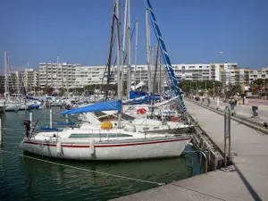 Carnon-Plage - Navegación y la vela de barco, muelle y los edificios de la localidad