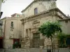 Carpentras - Capela dos Penitentes Brancos, árvore e casas