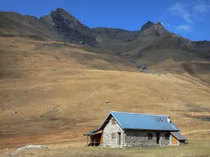 Carretera del puerto de Sarenne - Oisans casa de piedra y laderas de las montañas