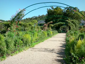 Casa e i giardini di Claude Monet - Giardino di Monet a Giverny: Clos Normand: navata con archi decorati con rose rampicanti