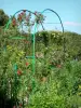 Casa e i giardini di Claude Monet - Giardino di Monet a Giverny: Clos Normand: arco decorato con rose in fiore, e le piante