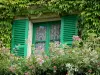 Casas y jardines de Claude Monet - Casa de Monet en Giverny: una ventana con persianas verdes, vid y flores