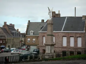 Cassel - Oorlogsmonument en huizen van de Grote Markt