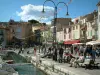 Cassis - Port, quai animé et maisons aux façades colorées