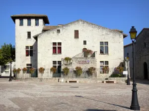 Casteljaloux - Haus Roy bergend das Fremdenverkehrsamt, und Platz verziert mit Strassenlaternen