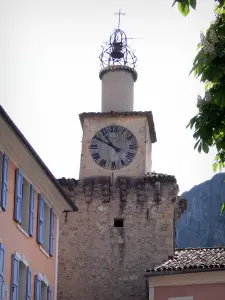 Castellane - Clock Tower en de gevels van huizen