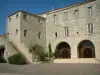 Le Castellet - Kasteel met het stadhuis, het stadsplein en middeleeuwse