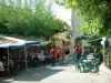 Le Castellet - Kaffeeterrassen, Bäume und Häuser des mittelalterlichen Dorfes
