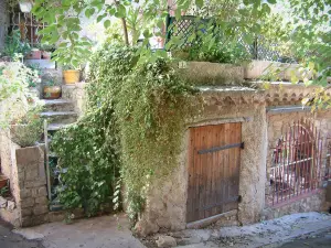 Le Castellet - Treppe eines Hauses, die mit Pflanzen und mit Töpfen geschmückt ist