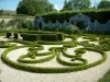 Castello d'Ainay-le-Vieil - Certosa di Montreuils: giardino con parterres de broderie, statue, fiori bianchi e tralicci