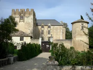 Castello d'Allemagne-en-Provence - Merlata torre, con facciata rinascimentale traversa finestre e Round Tower