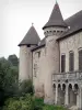 Castello d'Aulteribe - Pepperpot torri e la facciata del castello medievale, la città di Sermentizon