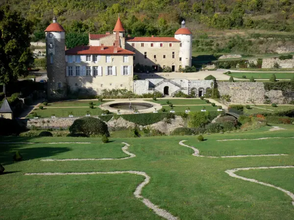 Castello della Batisse - Panoramica del castello e dei suoi giardini francesi; in Chanonat, nel Parco Naturale Regionale dei Vulcani d'Alvernia