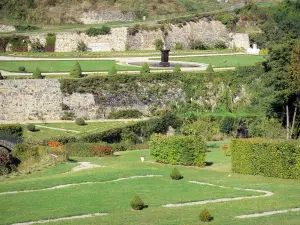 Castello della Batisse - Castle Garden: prati, arbusti e acqua stagno in Chanonat