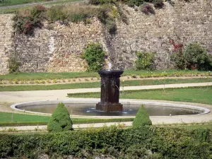 Castello della Batisse - Castle Garden: bacino d'acqua circondato da cespugli e prati in Chanonat