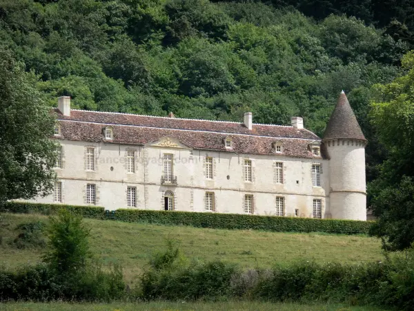 Castello di Bazoches - Antica residenza del maresciallo Vauban: facciata del castello circondato dal verde, nel Parco Naturale Regionale Morvan