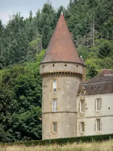 Castello di Bazoches - Antica residenza del maresciallo Vauban: torre circolare e la facciata del castello, nel Parco Regionale Naturale Morvan